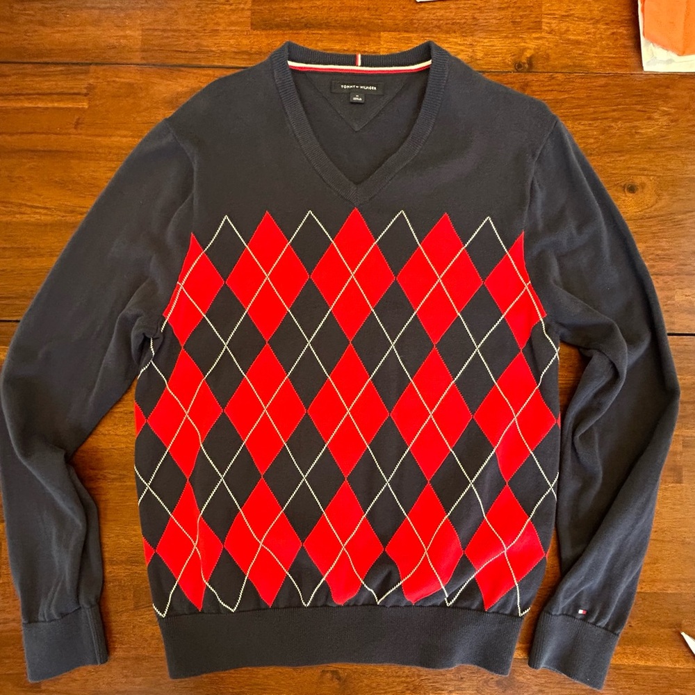 Men’s Tommy Hilfiger sweater.